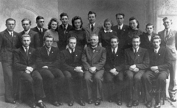 Tady ho snímek absolventů válečné maturity ročníku narození 1925 v Českém Krumlově zachycuje uprostřed zadní řady - ze 14 mužských kolegů jich 13 narukovalo a 5 padlo nebo se stalo nezvěstnými