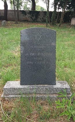 Na záběrech z českobudějovického židovského hřbitova je symblolický hrob MUDr. Karla Fleischmanna a tabulka na místě hrobu jeho rodiny