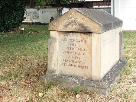 Památník souvěrců umučených v nacistických koncentračních táborech a padlých v boji proti nacismu vznikl v roce 1950 podle návrhu architektky Marie Schwarzové, zhotovil jej kamenosochař Josef Křivánek