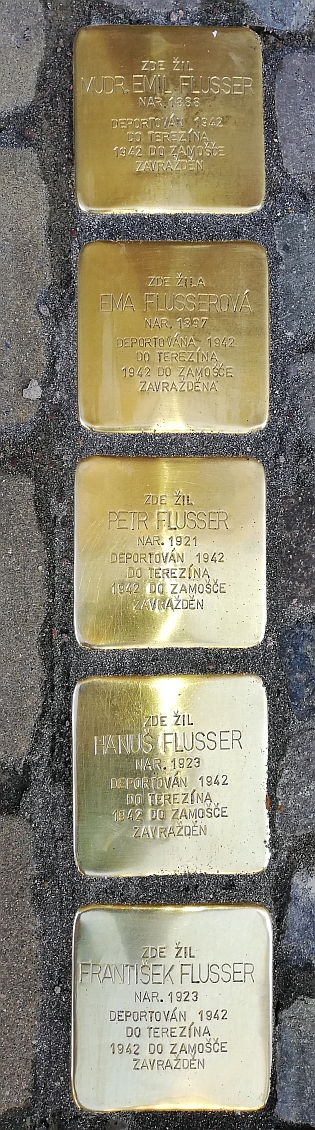V září 2019 byly před domem v ulici U Tří lvů odhaleny na paměť rodiny Flusserovy "Kameny zmizelých"