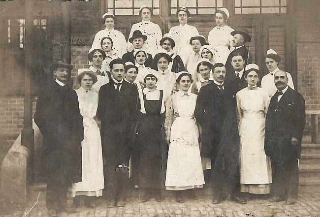 Na pohlednici z hranického lazaretu, pořízené také roku 1915 a zachycující lékaře a ošetřovatelky, je Edith Steinová ta druhá zleva ve třetí řadě se zakrytými vlasy, pravděpodobně je tu zachycen i on