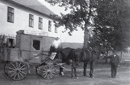 Frymburský poštovní vůz před hostincem Leibetseder v Přední Výtoni (poštovní přepravu tu zajišťoval do roku 1935)