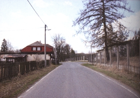 Kolorovaná pohlednice z Eisendorfu s pohledem opačným směrem a týž záběr dnes
