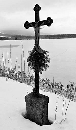 Kříž, připomínající Pauline Stini na hrázi rybníka Olšina, na snímku z rodinného archívu a dnes