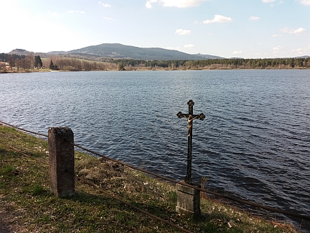 Kříž, připomínající Pauline Stini na hrázi rybníka Olšina, na snímku z rodinného archívu a dnes