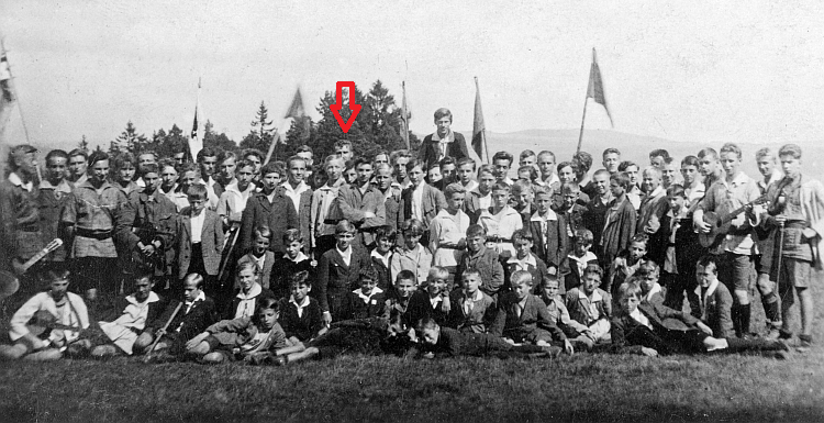 Na snímcích ze srazu ve Volarech roku 1930 - na skupinových ho označil syn Reinhard