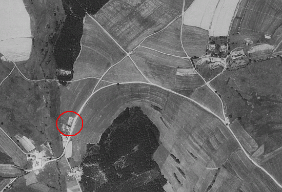 Letecké snímky Kyselova u Bolech z roku 1952 a 2008 i s označením polohy někdejší místní školy