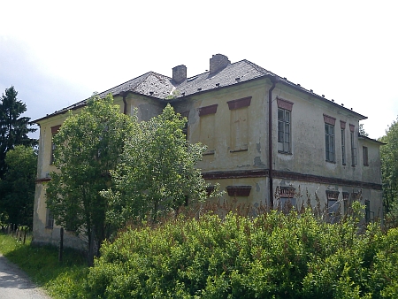 Chátrající budova školy v roce 2012 (viz i Johannes Barth)