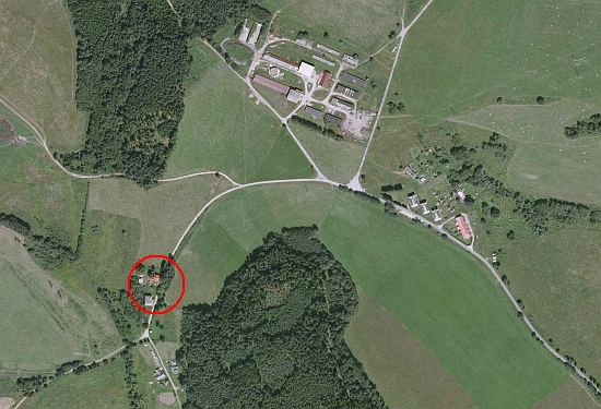 Letecké snímky Kyselova u Bolech z roku 1952 a 2008 i s označením polohy někdejší místní školy