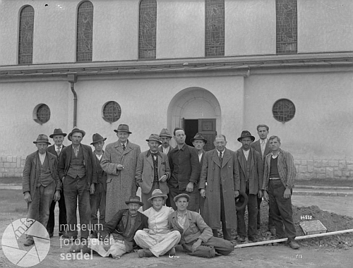 Snímek s datem 20. června 1938 ho zachycuje s pracovníky na novostavbě kostela ve Větřní