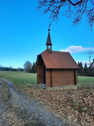 Křížek u někdejší Horní Sněžné a kaplička, která připomíná zaniklou obec