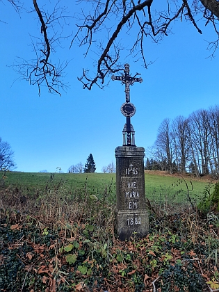 Křížek u někdejší Horní Sněžné a kaplička, která připomíná zaniklou obec