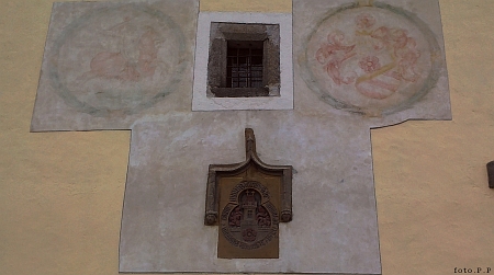 Na kostele Nanebevzetí Panny Marie v Trhových Svinech vidíme rožmberského jezdce a znak rodu