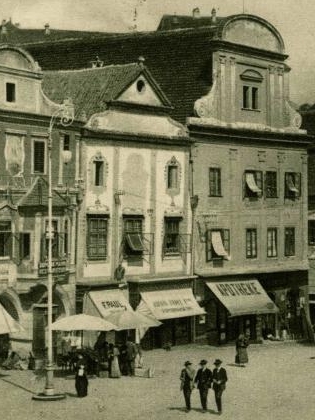 Tady je rodný dům (uprostřed) zachycen na výřezu pohlednice Josefa Seidela z roku 1913