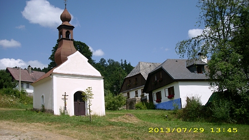 Kaple v rodném Opolenci zevně a uvnitř