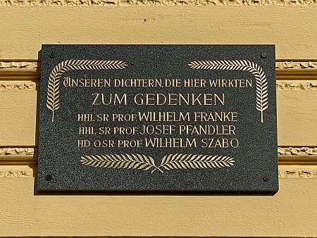 Pamětní deska Wilhelma Frankeho, Josefa Pfandlera a Wilhelma Szabo na škole v Gmündu