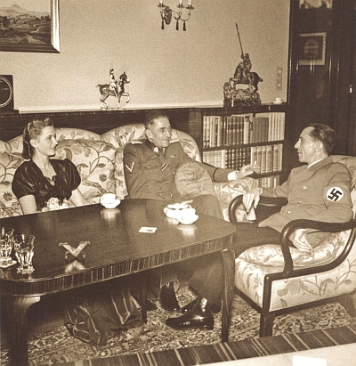 Tady přijal s manželkou Karolou ve své pražské vile v Yorckové ulici (nyní Na Zátorce) Josepha Goebbelse