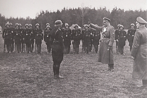 Tady zdraví účastníky cvičení jednotek SS u Českých Budějovic 30. března 1940