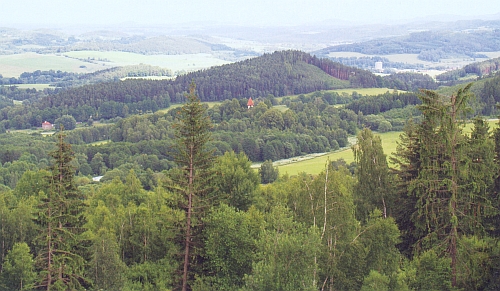 Vrch Raciberk s raně středověkým hradištěm na vrcholu, v popředí návrší Olymp
s vyčnívající věží kostela sv. Mikuláše v Boleticích