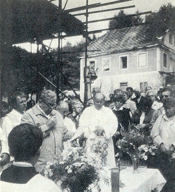 Walter Franz vyslovuje jménem rodáků před kostelem ve Zvonkové, který je ještě obestavěn lešením, v létě 1991 své poděkování všem, kdo se zasloužili o jeho obnovu