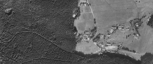 Josefův Důl (viz i Walburga Beutlová, Hermine Kimbacherová, Guido Rodinger) na leteckých snímcích z let 1952 a 2008 (v lese nalevo je zřetelně patrná hladina zdrže Tišina)