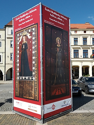 Venkovní výstava na českobudějovickém náměstí v léte 2023 představila zvětšeniny gotického originálu i novější podoby Matky Boží, namalované na jeho rubu