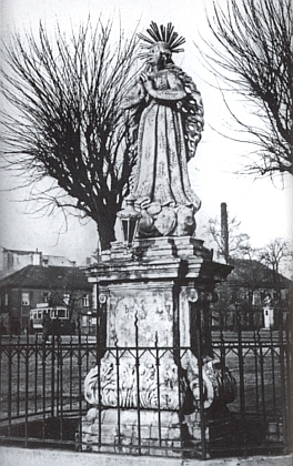 Panna Maria Klasová stojící kdysi na Senovážném náměstí v Českých Budějovicích, poničená roku 1972 a její stav po provizorní opravě