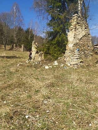 Snímky z roku 2020 zachycují dům "Oldn Hounsfeichtl" (či také "Hounsfeichtl Lini") v pokračujícím rozpadu - na obou snímcích je to ten vpravo, vlevo je dům čp. 14 "Hirthannes"