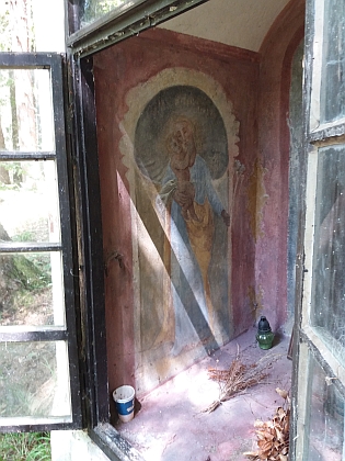 Opravená kaple s nástěnnými malbami v jejím výklenku