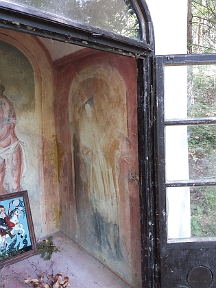 Opravená kaple s nástěnnými malbami v jejím výklenku