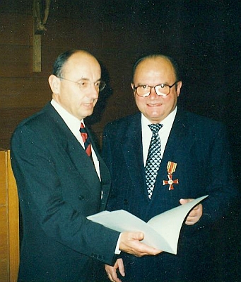 Roku 1997 v Neu-Ulm při udělení spolkového záslužného kříže s bavorským ministrem spravedlnosti Alfredem Sauterem