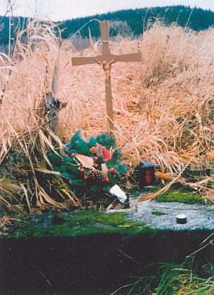 Procházka místy někdejšího hřbitova v Jablonci s důstojníkem tehdy ještě československé armády v dubnu roku 1992