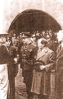 "Partyzánský generál" Josef Sucharda se na tomto snímku zdraví v Prachaticích roku 1945 s americkým důstojníkem