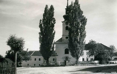 Kostel Panny Marie Bolestné v Omlenici, kde byl pokřtěn, na pohlednici Josefa Wolfa