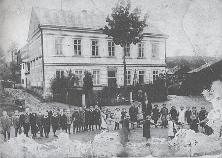 Obecná škola v Pořejově na snímku z doby kolem roku 1930