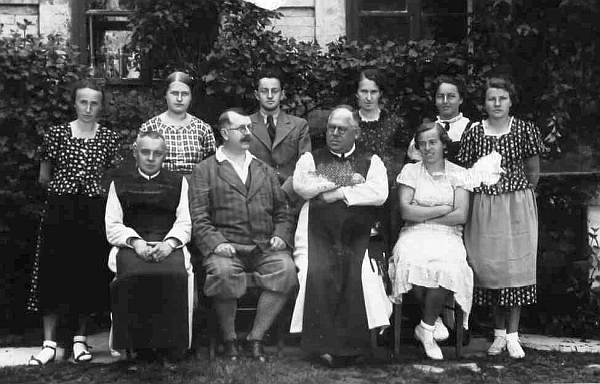 S kolegy a žáky na snímcích, vlepených do malšínské školní kroniky vě školním roce 1937/38
