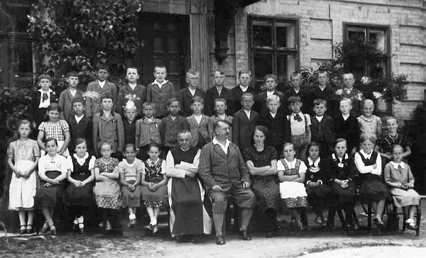S kolegy a žáky na snímcích, vlepených do malšínské školní kroniky vě školním roce 1937/38