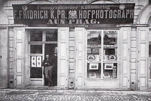 Výkladní skříň fotografa Františka Fridricha v Karlových Varech kolem 1865