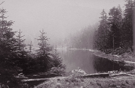 Černé jezero na jeho snímku (kolem roku 1870), více viz www stránky Pavla Scheuflera