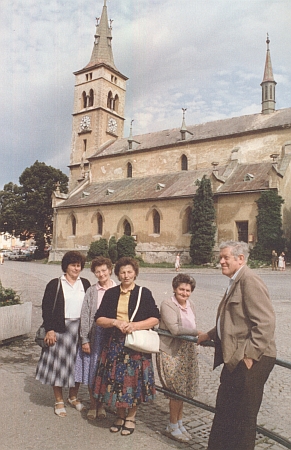 Tři sestry Pscheidlovy (zleva Fanni, Rosl a Anna) a přátelé ze Šumavy Franziska a Hans Löffelmanovi při návštěvě rodných míst (zde u kostela v Kašperských Horách