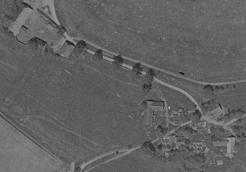 Na leteckém snímku Mochova z roku 1957 jsou již některé domy pobořeny a bez střech, současný snímek (2018) ukazuje, že domy ve východní části obce z větší části zanikly