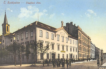 Německé reálné gymnázium a učitelský ústav, kde vyučoval židovskému náboženství, na staré pohlednici
(nároží vybombardováno na jaře 1945, dnes budova Jihočeské univerzity)