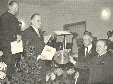 V roce 1972 mu byla udělena kulturní cena sdružení Bayerischer Wald-Verein, což zachycuje snímek, kde on stojí o holi trochu v pozadí, cenu před ním třímá v ruce Raimund Schuster