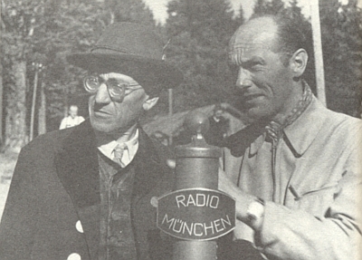 Roku 1948 ti při Javorském jezeře vypráví do mikrofonu mnichovského rozhlasu o Bavorském lese