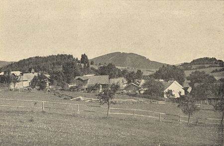 Svojše u Rejštejna na staré pohlednici, v pozadí Radkovský vrch (Rogauer Berg)