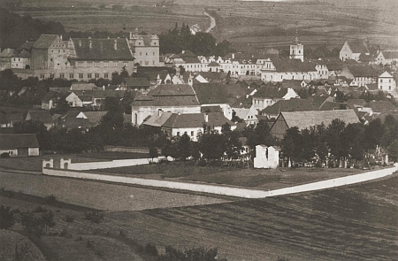 Horšovský Týn v popředí s městským hřbitovem