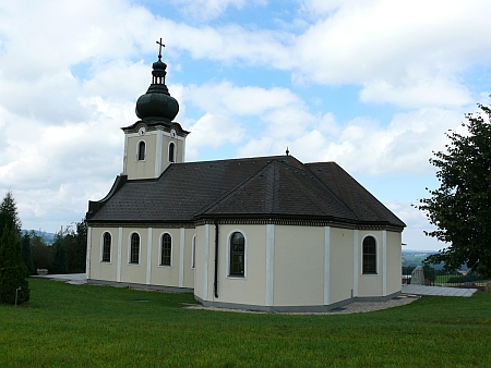 Zmenšená replika kostela Panny Marie Sněžné na Svatém Kameni stojí na vrchu Hiltschnerberg u Wullowitz