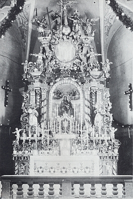 Interiér kostela ve Svatém Kameni s hlavním oltářem, jak vyhlížel kdysi