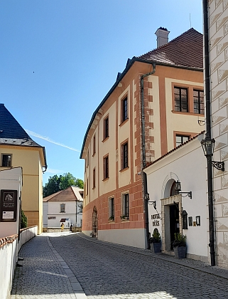 Někdejší divadlo v českokrumlovské Horní ulici čp. 153 a nedaleká budova, kde divadlo hraje dnes