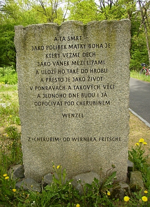Památník s citací z jeho román Cherubim při cyklistické stezce mezi Chebem a Waldsassen